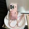 Miniatyrbild 2 av 4: För iPhone 14 Pro TPU Skal Läder Liten Skolväska Design Mobilskal med Axelrem - Rosa