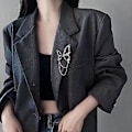 Miniatyrbillede 3 af 4: Sort sommerfugl-tassel metal broche til kvinder - sød og cool