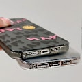 Pikkukuva 5 / 5: iPhone 15 -puhelimen suojakuori, jossa on englanninkieliset merkit