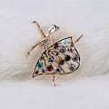 Miniatyrbilde 2 av 3: Motelegering uthulet rhinestone-brosje