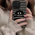 Miniatyrbild 5 av 5: Skal till iPhone 16 Pro, tecknad monsterdesign, PU-läder + TPU-telefonskydd