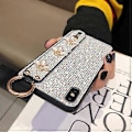 Miniatyrbilde 5 av 5: Kompatibel med iPhone 16 Pro Max Bling Stativ Holder Deksel Luksus Håndstropp Glitter Diamant Bie Håndleddsbrakett for Kvinner Jenter Støtsikker Beskyttelse