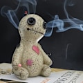 Pikkukuva 1 / 2: Dhrs Voodoo-nukke kartioteline, Savu tulee ulos silmistä ja suupielestä, Voodoo[GKS]