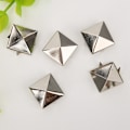 Pikkukuva 7 / 8: Neliöpohjaiset pyramidiniitit - 100 kpl, 4 metalliniittiä rannekoruihin, vaatteisiin, kenkiin, käsilaukkuihin - hopea, 12 mm 0.1