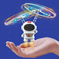 Miniatyrbillede 2 af 7: Svævende Lysende Flyvende Robot Astronaut Legetøjsfly Håndstyret Drone Interaktiv med Lys Udendørs Legetøj til Børn Gave 3 PCS