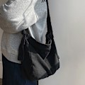 Pikkukuva 5 / 5: Pesty kangaskassi, kulunut olkalaukku, yksinkertainen olkalaukku