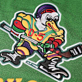 Pikkukuva 4 / 4: Miesten Mighty Ducks 96 Charlie Conway 99 Adam Banks 33 Greg Goldberg Elokuva Jääkiekkopaita Vihreä 96 L