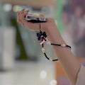 Miniatyrbild 3 av 4: Elegant svart rosett pärlstav mobiltelefonberlock - Stilfull och vacker mobil handledsrem, söt accessoarberlock - Perfekt för iPhone