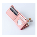 Miniatyrbillede 3 af 5: En lille pink pung med hjerteformet ornament, 9,5 cm × 11,5 cm ×