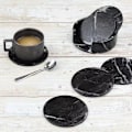Pikkukuva 6 / 8: 6 kpl PU-lasinalusia juomille pidikkeellä, marmorikuvioiset pyöreät kuppimatot Black