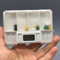 Miniatyrbillede 3 af 4: Farfi 4 Grid Intelligent Elektronisk Alarm Timer Medicin Box Pillebeholder Organizer