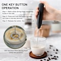 Miniatyrbillede 4 af 4: 8 Mælkeskummer med stativ, bærbar drikkeblander Mælkeskummer Håndholdt brygger til latte, cappuccino, matcha og varm chokolade osv. (sort)