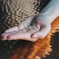 Miniatyrbillede 3 af 5: Daisy Stud øreringe skabt med Zirconia krystaller
