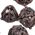 Miniatyrbilde 3 av 4: 7 stk hule terninger Sett Kobber Bærbar Balansert Rullende Gravert Metall Polyhedral Terning Sett For Brettspill Antik Kobber