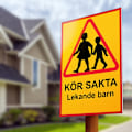Miniatyrbild 3 av 3: Varningsskylt Långsamt Lekande Barn - Trafikskylt Flerfärgad 45cm MultiColor A2 1-Pack (SE)