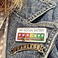 Pikkukuva 5 / 5: Liukuva My Social Battery Pins Luova Interaktiivinen Emalj A 2PCS