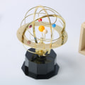 Miniatyrbilde 3 av 5: Solsystemet Planet Perpetual Motion Bordsskiva Ornament Rotation Swing Globe Toy