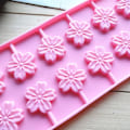 Miniatyrbillede 2 af 11: 1 stk Silikon Lollipop Form 12 Hulrum Kirsebærblomst Formet Hård Karamel Chokolade Gele Kage Bageform Pink