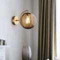 Pikkukuva 2 / 5: Ny Nordisk Modern Vägglampa Ø15CM Bärnstensfärgad Glaskula Vägglampa Ljusarmatur Metallfäste Lampett (Amber)