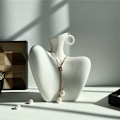 Miniatyrbild 5 av 5: Vit Keramisk Kroppsformad Blomvas för Heminredning, Minimalistisk Design