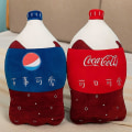 Miniatyrbild 3 av 5: 55 cm Simulering Kolsyrad Dryck Plyschkudde Rolig Sprite Coke Cola Fanta Soda Soda Mjuk fylld tecknad docka Ryggkudde Bästa presenten fanta fanta