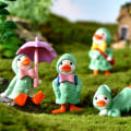 Miniatyrbillede 2 af 5: Sød paraply regnfrakke andestatue til hjemmet havedekoration DIY-pynt Gul