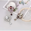 Pikkukuva 4 / 4: Mode Lily Flower Inlagd Strass Legering Cubic Zirconia Hänge Brosch För Kvinnor Av Fester Banketter Bröllop Födelsedagspresenter Strass Kristall Br