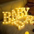 Miniatyrbilde 3 av 5: Vita bokstaver med LED-lys.