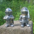 Miniatyrbilde 4 av 5: 1. st, Nye Macey Garden-vakter middelalderske statuedekorasjoner.
