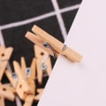 Miniatyrbilde 4 av 4: 100 små klesklyper i tre