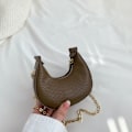 Miniatyrbild 1 av 10: Crossbody-väska Månformad väska KAFFE coffee