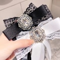 Pikkukuva 9 / 9: Rusetti pitsiset Bowknot-rintakorut C C C