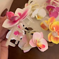 Miniatyrbild 8 av 10: Orchid Butterfly Hårklämma Rosett Blomma Hårklämmor VIT white