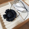 Pikkukuva 1 / 10: Solisluun ketju korut 3D ruusu kukka kaulakoru MUSTA Black