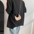 Miniatyrbild 9 av 10: Crossbody-väska Månformad väska KAFFE coffee