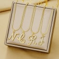 Miniatyrbild 10 av 10: Inledande halsband Bokstavshalsband H H H
