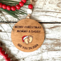 Miniatyrbilde 2 av 5: Julepynt, God jul mamma og pappa, vi sees i 2024 Julepynt, Graviditetspynt Gaver til vordende foreldre (2 stk)