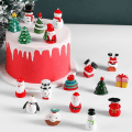 Miniatyrbilde 4 av 4: Miniatyr juledekorasjon i harpiks, mikrolandskap, julenisse, snømann, juletrepynt, figur, miniatyrhagedekorasjon