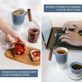 Miniatyrbild 5 av 5: Tomotime Tekopp med Infuser och Lock 400ml Keramisk Tekopp Slät Invändig Vägg Trähandtag 13.5 oz, Blå