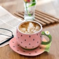 Miniatyrbilde 5 av 5: Keramisk tekopp og skål Kaffe krus Jordbær Kaffe krus med skål - 8 Ounce (Rosa)