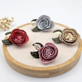 Miniatyrbillede 2 af 4: Stof Rose Blomster Brosche Revers Pin Badge Broscher Smykker Kjole Sjal Tørklæde Spænde Gaver til Kvinder Tilbehør