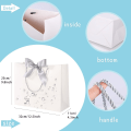 Miniatyrbilde 4 av 5: 10 stk hvite gaveposer med sølv sløyfebånd, papirfestpose med håndtak gaveposer store for bryllup, konfirmasjon, bursdagsfest gaveposer