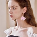 Miniatyrbilde 3 av 4: Boho Rose Petal Dangle Resin Øredobber - Lange Dråpe Akryl Lagdelt Blomster Øredobber - Statement Overdrevne Blomster Duske Øredobber for Kvinner og Jenter