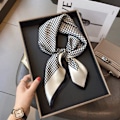 Pikkukuva 1 / 3: Naisten huivi, silkki, vaalea väri Houndstooth black