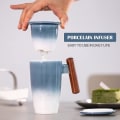 Miniatyrbild 2 av 5: Tomotime Tekopp med Infuser och Lock 400ml Keramisk Tekopp Slät Invändig Vägg Trähandtag 13.5 oz, Blå