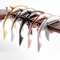 Miniatyrbild 6 av 11: Shark Capo i zinklegering, mjuk och elastisk för akustisk gitarr, ukulele, mandolin, banjo, guld