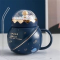 Miniatyrbillede 1 af 3: Sød Astronaut Planet Keramisk Krus med låg Stor Kapacitet Krus Kreativ og Praktisk Gave til Familie og Venner, med Eksklusiv Gaveæske