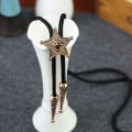Miniatyrbillede 1 af 4: Bolo Tie Læder Halskæde Western Halskæde Kostume Tilbehør til Mænd, Kvinder (B)