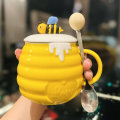 Miniatyrbilde 1 av 5: 400ml Bee Mug Søt 3D Relief Keramisk Kopp Kreativ Kjøkken Kontor Kaffe Melk Te Kopp Med Deksel Og Skje (Dyp Gul 1)