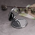 Miniatyrbillede 4 af 10: Retro Style Mini Makeup Spejl Kvinder Bærbare Runde Dobbeltsidet Foldbar Lommespejl